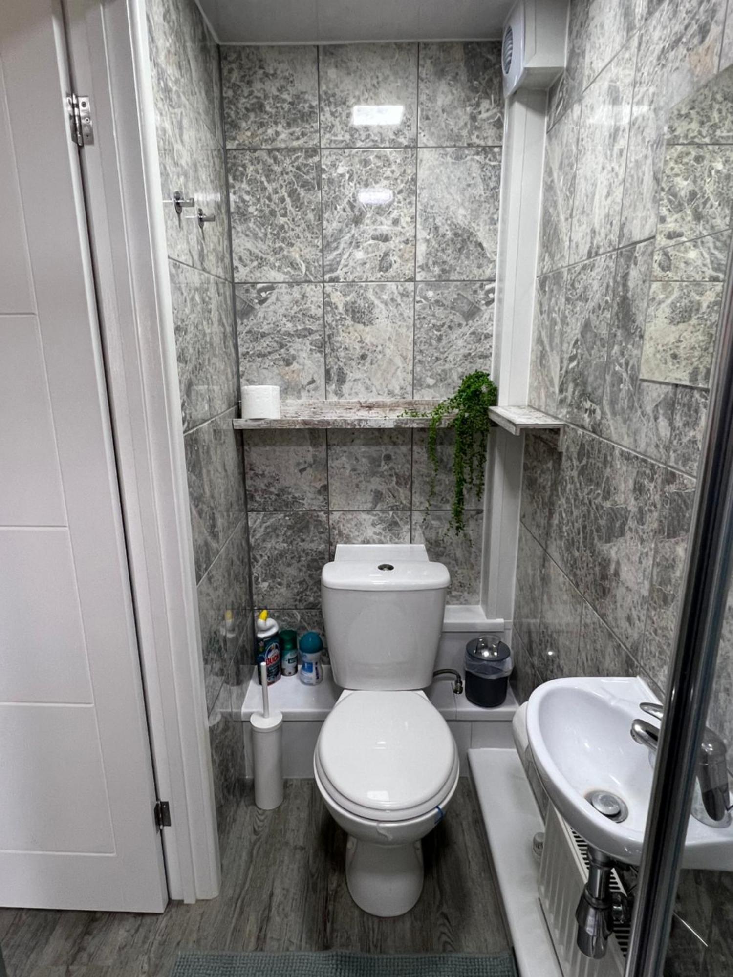 Studio In Private House Near Central Milton Keynesアパートメント エクステリア 写真
